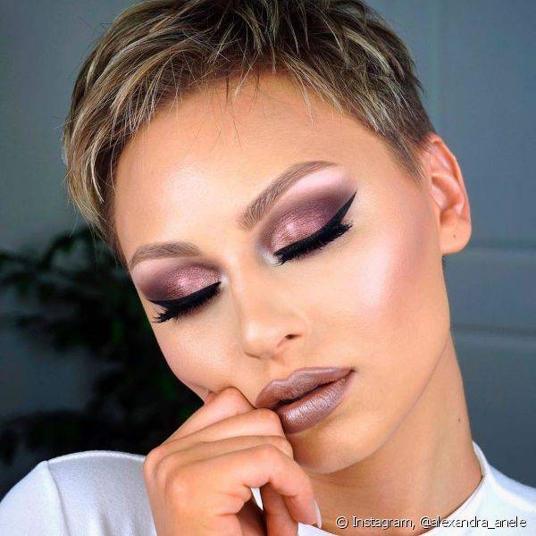 A sombra rosa metalizada ? perfeita para colorir os olhos na maquiagem rom?ntica (Foto: Instagram @alexandra_anele)
